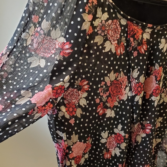 Floral hip length top - Picture 2 of 4